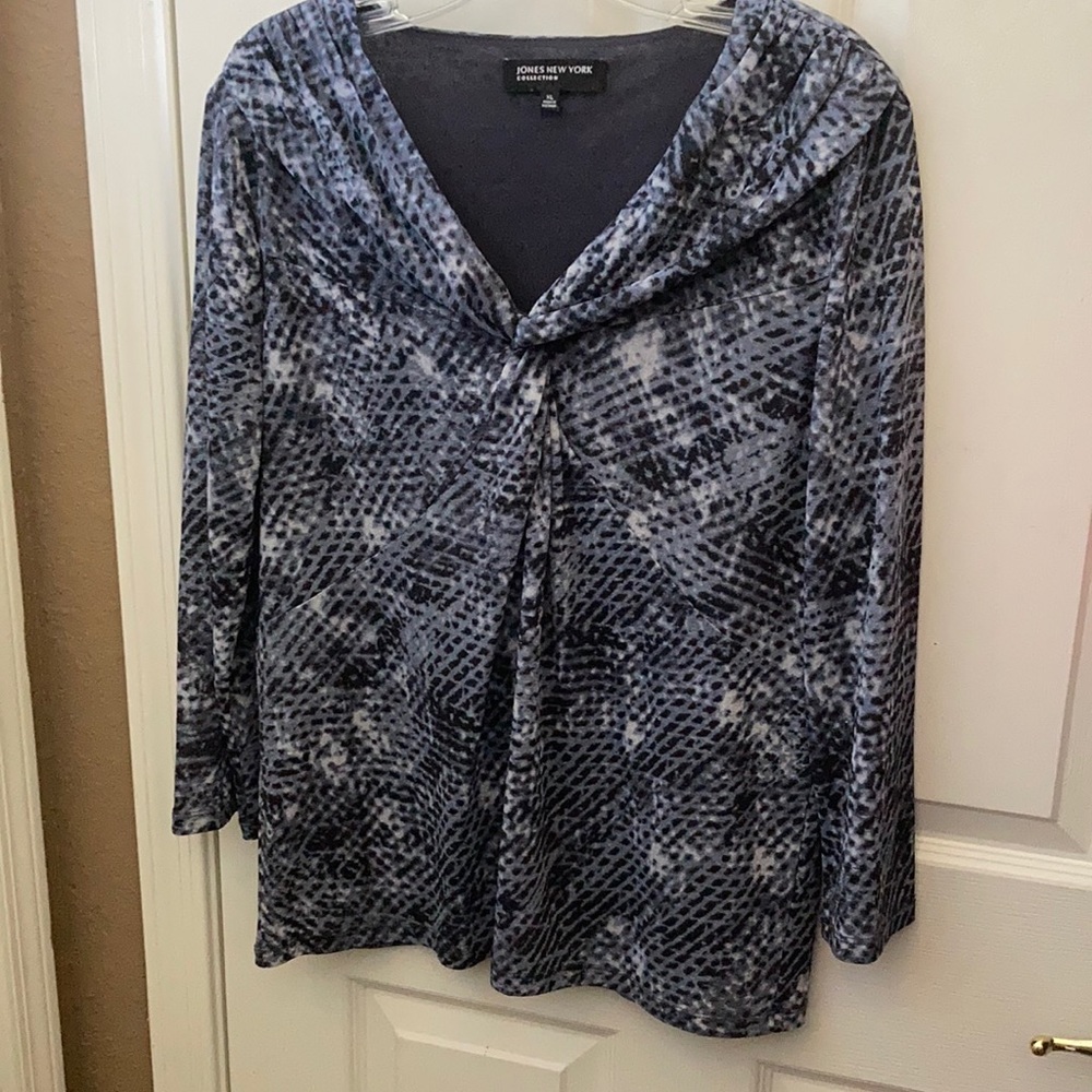 Jones New York Women’s Blue Patterned V-Neck Long Sleeve Top